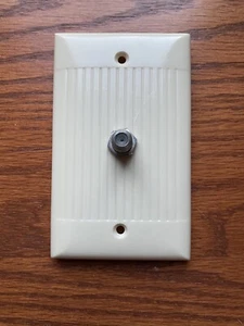 Vintage Coaxial TV Wall Cover Plate Sierra Ribbed Lines Ivory - Picture 1 of 2