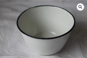 Medium vintage white enamel pudding basin / round pie dish with blue trim 1960s - Picture 1 of 3