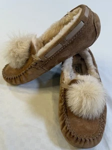 UGG Australia Dakota Bommel Kastanie Mokassin Slipper Damengröße 7 & 8 neu - Bild 1 von 16