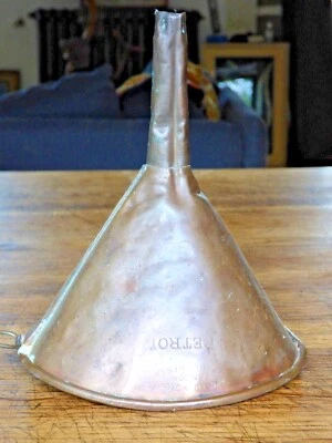 Entonnoir en Cuivre Outil de Cave Ancien Art Populaire Déco garage  vintage  - Photo 1/4