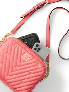 Victoria´s Secret Bolso bandolera en color rosa guateado en V Victorias Secret - Imagen 1 de 3