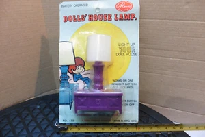 VINTAGE 1/16 HONG KONG DOLLS HOUSE PLASTIC BATTERY MAUVE LAMP SEALED MARVIC - Picture 1 of 2