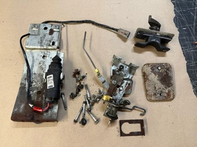 89-90 FORD Bronco II Tailgate Handle, Locks W/key & Parts OEM 1989-1990 - Image 1 of 4