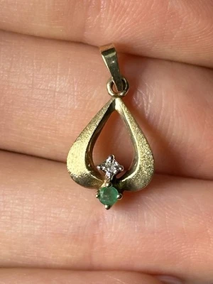 Dije colgante de oro amarillo sólido de 14K y esmeralda y diamante natural Foto 1 de 4