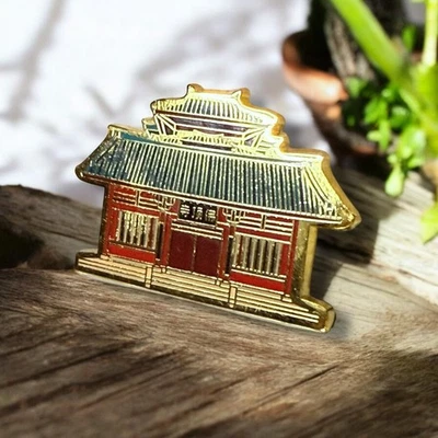 Prendedor de solapa de templo Sensō-ji tono dorado rojo azul esmalte Bodhisattva de la compasión  Foto 1 de 4