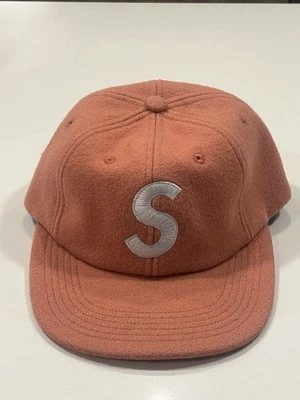Sombrero clásico Supreme S Logo rosa oscuro lana 6 paneles Foto 1 de 4
