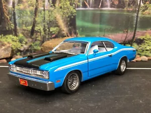 1:24 pressofuso Johnny Lighting BLU 1971 PLYMOUTH DUSTER TWISTER senza scatola - Foto 1 di 24