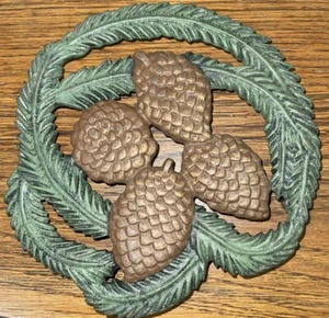 Vintage Cast Iron Trivet Pinecone And Fir 7” Round Painted Pine Outdoors Cabin - Picture 1 of 4