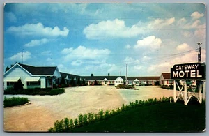 Postcard Crown Point IN c1950s Gateway Motel US 30 Chicagolands Finest - Picture 1 of 2