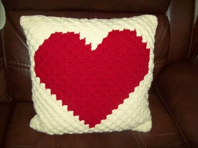 HANDMADE CROCHET C2C HEART SEWN ON TO CUSHION - RED/CREAM BRAND NEW - Image 1 of 3
