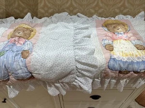 Juego de 2 fundas de almohada estándar acolchadas vintage de cuentos Bears Victoria Theodore - Imagen 1 de 6