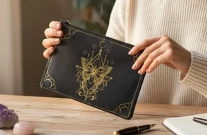 Pochette nera con cerniera in tela con disegno falena oro - Foto 1 di 7
