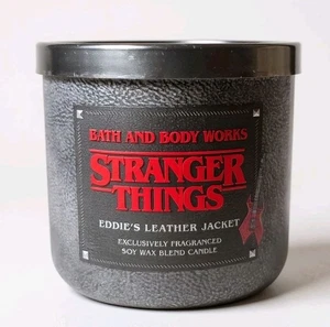 Bath & Body Works Stranger Things Eddie's Giacca di Pelle 3 Stoppini Candela - Foto 1 di 4