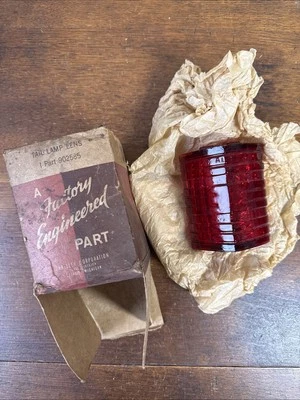 1941 Chrysler Royal Windsor правой стороне пассажира задний фонарь объектив 902585 новый из старых запасов. - Изображение 1 из 4