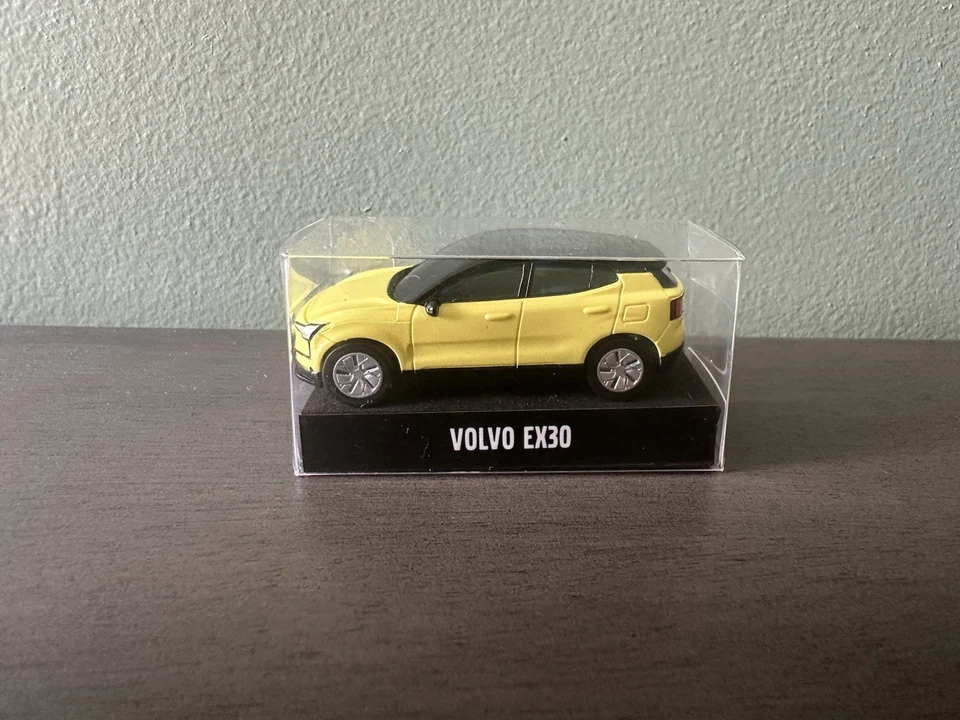 *RARO* Modelo de coche Volvo EX30 amarillo musgo (aprox. Escala 1/72) Foto 1 de 3