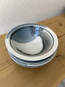 Glasierte Studiokeramik Schalen 4er Set eine ist signiert 6,5 "x 2" blau grün rose - Bild 1 von 12