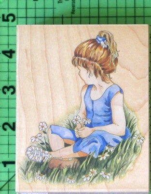 Sello de goma montado en madera de niña con margaritas #80058 por Stamps Happen  Foto 1 de 3