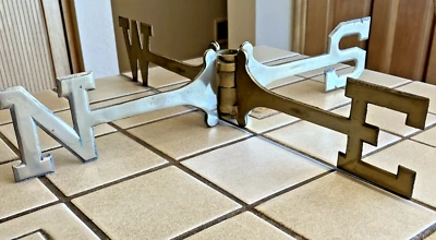 JUEGO DE 2 PIEZAS VELETA DIRECCIONAL LATÓN MACIZO N-E-S-W 18" X 3" Foto 1 de 4