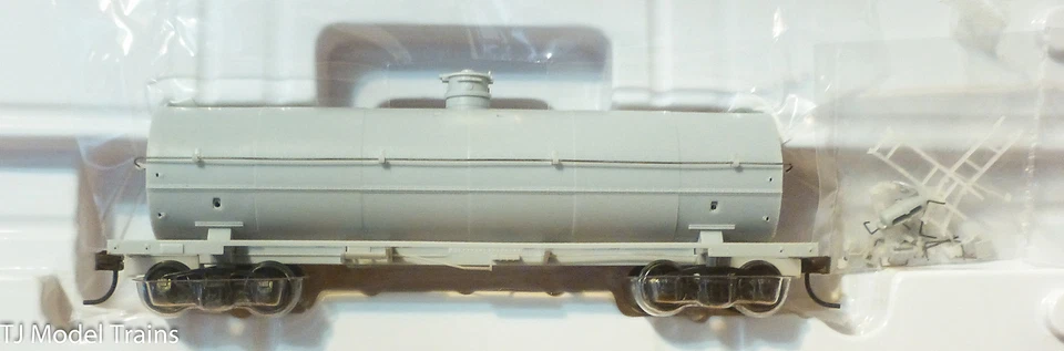 Atlas HO #20002634 / 11,000 Gal Tank Car ( Undecorated with/Out Platform ) - Image 1 of 1