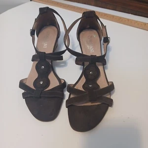 Sandalias Cordani para mujer 9 entrecruzadas correa en T gris oscuro punta abierta - Imagen 1 de 7