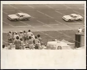 Foto de prensa original de Richard Petty Leads CALE YARBOROUGH NASCAR Racing 1975 - Imagen 1 de 2