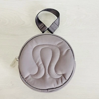 Mini bolsa con logotipo de Lululemon para mujer redonda cremallera clip organización Foto 1 de 3