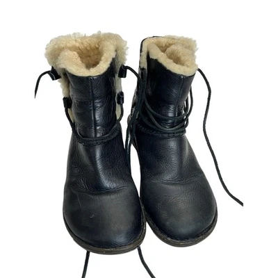 Botines UGG para mujer de cuero negro con cordones forrados de piel sintética talla 9 Foto 1 de 4
