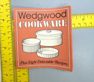 Recipe book VINTAGE WEDGWOOD ENGLAND GOURMET PATTERN SOUFFLE  DISH OVEN TO TABLE - Picture 1 of 2