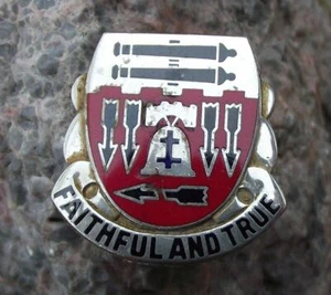 Vintage US Army 5th Field Artillery DUI Faithful and True Clutchback Pin Badge - Picture 1 of 2