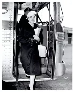 1959 Original Photo fashion model wears winter coat, necklace and hat in Canada - Picture 1 of 2
