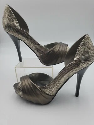 Tacones Guess para mujer con punta abierta estampado de serpiente talla 8 1/2M Foto 1 de 4