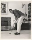 Jack Lemmon 1960's golf putting praktyka w domu oryginalne zdjęcie 8x10 stemplowane 