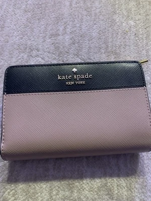 Carteira Kate Spade Madison bege e preta média dobrável couro KC511 US$ 199 MSRP - Imagem 1 de 4