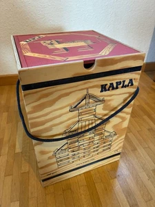 KAPLA-Holzplättchen 235 Stk Kasten Pinienholz Bausteine m. rotem Kunstbuch #1 - Bild 1 von 12