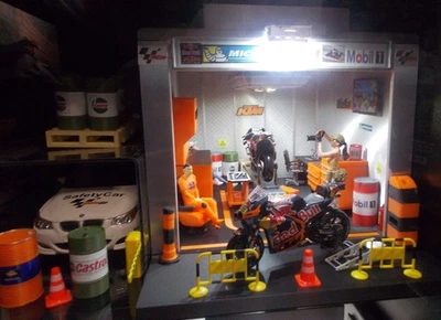 1:22 scale Classic pit garage diorama MotoGP/#1  Marlboro Yamaha - Image 1 of 4