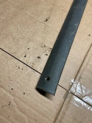 1953 Ford Crestline 2-door HT above driver side door window, top garnish molding Foto 1 de 4