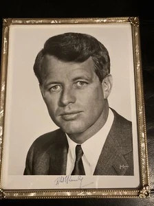Robert Kennedy signed photo Halsman N.Y. in pearl and gold color frame 8”x10” - Picture 1 of 12