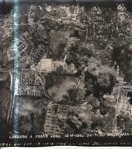 FOTO MILITAR RESTRINGIDA DE LA SEGUNDA GUERRA MUNDIAL, BORNEO, no.12, Balikpapan en llamas - Imagen 1 de 1
