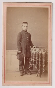CDV "CH C" à La Flèche - Enfant (de troupe ?) en uniforme - Vintage print c.1870 - Imagen 1 de 2