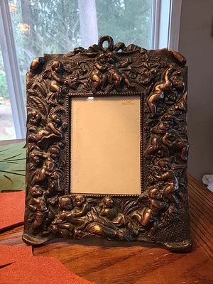 Antiguo Marco de Hierro Fundido Tono Latón con Querubines Elevados Soporte Columpio 5"x4" Apertura Foto 1 de 4