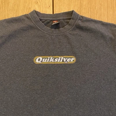 Camiseta corta Quicksilver vintage de colección para mujer mediana negra descolorida deletreada Foto 1 de 4