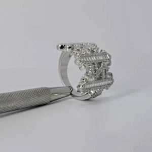 Anillo triple cruz de diamantes creados en laboratorio de corte redondo de 3 quilates enchapado en oro blanco de 14 quilates para hombre - Imagen 1 de 3