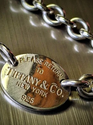 "Caja de collar gargantilla etiqueta ovalada de plata esterlina Please Return to Tiffany & Co 15,5""" Foto 1 de 4
