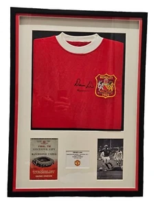 DENIS LAW SIGNED FRAMED MANCHESTER UNITED SHIRT 1963 COA AUTOGRAMM - Bild 1 von 7
