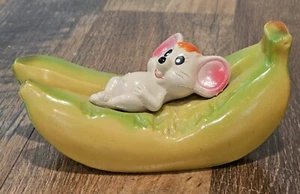 Vintage Hartplastik Maus auf Bananenbank mit Stopfen - Bild 1 von 4