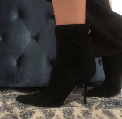 Botín Jimmy Choo Alanis negro de gamuza con puntera Foto 1 de 4