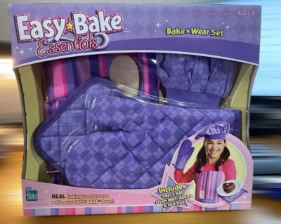 EASY BAKE OVEN ESSENTIALS Hasbro Bake Wear Set 2006 Hat Apron Mitt Spoon Pad NEW - Image 1 of 2