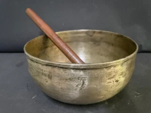OLD ORIGINAL ANTIQUE HAND HAMMER SINGING SOUND BRONZE BOWL WITH WOODEN STICK - Picture 1 of 12