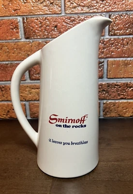 Jarra de pub publicitaria vintage de vodka Smirnoff de 9" de alto Foto 1 de 4