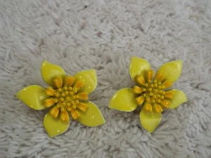 Pendientes con clip de flores de esmalte amarillo (G5) - Imagen 1 de 2